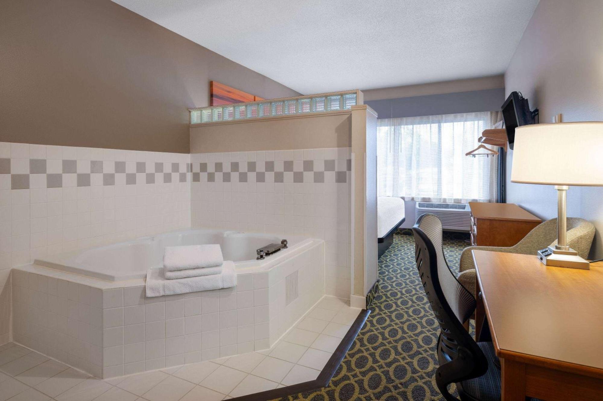 Days Inn & Suites By Wyndham Μάντισον Εξωτερικό φωτογραφία