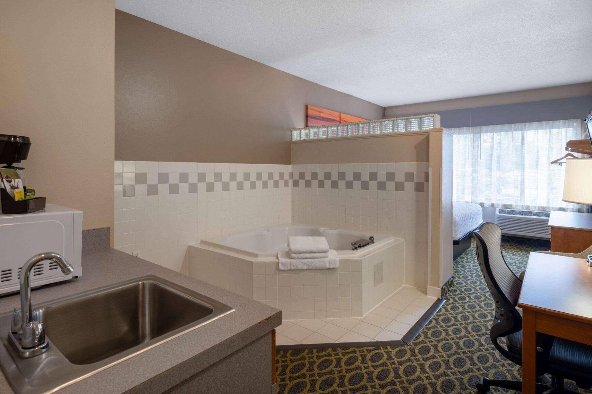 Days Inn & Suites By Wyndham Μάντισον Εξωτερικό φωτογραφία